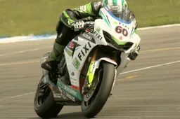 Superbike: Crescent Suzuki in gran spolvero a Donington