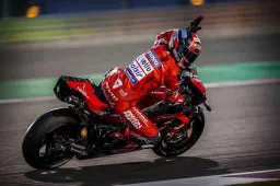MotoGP, Test Qatar: Petrucci in testa a metà del 2° giorno