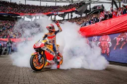Marc Marquez scalda Lipsia: burnout in campo con la Honda