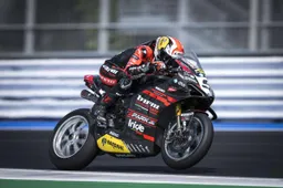 Superbike Misano, Petrucci 9° con un braccio: "Cosa avrei fatto con due?"