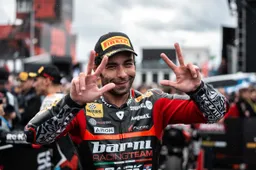 Superbike, Bulega e Toprak esagerati: Petrucci li "spinge" in MotoGP