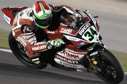 Superbike Losail Superpole: Davide Giugliano in pole