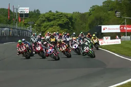 BSB Oulton Park: Differita gara 1 Leon Haslam-Kawasaki power