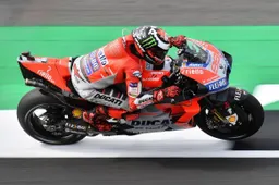 MotoGP Silverstone: Jorge Lorenzo in pole position sul bagnato, 2° Dovizioso