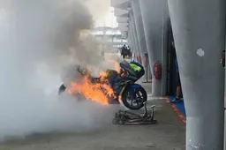 MotoGP, Sepang: Incendio in pit lane, distrutta una delle moto di Alex Rins