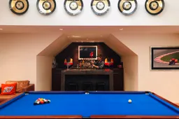 Casey Stoner in vestaglia: saluta Phillip Island bevendo una birra