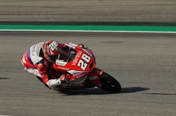 Moto3 Catalunya: Izan Guevara in trionfo, Dennis Foggia KO