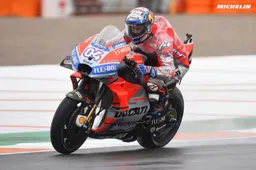 MotoGP, Valencia: Andrea Dovizioso trionfa sotto la pioggia