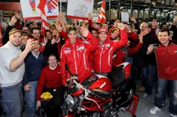 MotoGP: video, l'arrivo di Rossi e Hayden per la "notte" Ducati