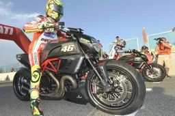 Bayliss batte Rossi nella Ducati Diavel Drag Race al WDW