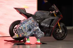 La MotoE si ferma, Ducati no: ecco la prima V21L con batterie allo stato solido
