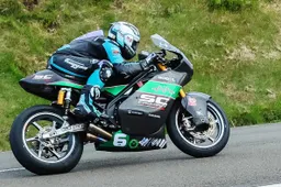 Tourist Trophy: Michael Dunlop fa rivincere Paton, senza rivali in Supertwins