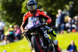 Impresa di Colombi a Cadwell Park, paura per Stephenson e Dessoy