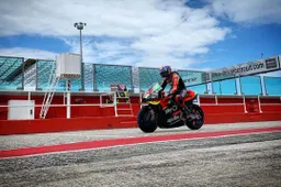 MotoGP, Aprilia chiude il test con Bradley Smith e Max Biaggi