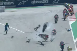 VIDEO Moto2, il pauroso incidente in gara al Red Bull Ring