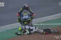 VIDEO Moto3: brividi per Stefano Nepa, Tatay lo evita di un soffio
