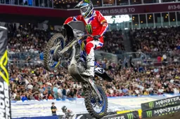 Incredibile Eli Tomac: ha corso nel Supercross con una gamba fratturata!