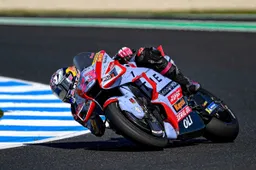 MotoGP, Bastianini frenato da una pozza: scoppia l'airbag al 2° giro