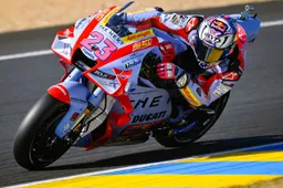 MotoGP Le Mans: L'attacco di Bastianini, e sono 3! Cade Bagnaia