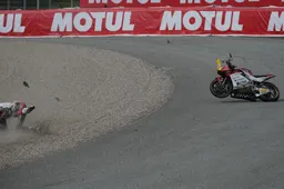 Moto2 Austria, Prove 3: Acosta spicca il volo, quante cadute