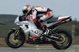 Supersport: Eugene Laverty prova la nuova pista di Silverstone