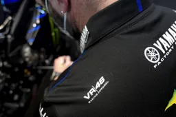 MotoGP, Valentino Rossi lascia la firma nel team Yamaha factory