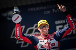 Moto2, a Jerez l'inno italiano risuona per Fabio Di Giannantonio