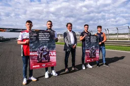MotoGP: folla e poster dedicato per salutare Valentino Rossi a Valencia