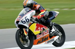 Red Bull Rookies Cup Assen Gara 1: Alt batte Öttl, italiani sfortunati