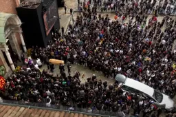 Luca Salvadori: in 10mila per l'ultimo commovente saluto