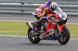 Superbike: Leon Camier torna sulla Honda ma senza moto 2020