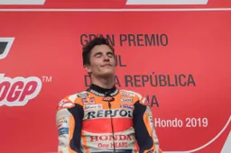 MotoGP, Marc Marquez risponde ai fischi con un brutto gesto