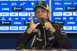 MotoGP, Jarvis: "Valentino Rossi in una situazione scomoda"