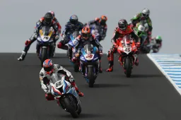 Superbike, Tom Sykes non ci sta: "Rea troppo lento, non potevo evitarlo"