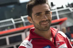 Michele Pirro al lavoro sulla Ducati Panigale V4 Superbike