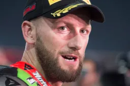 Superbike 2019: Tom Sykes-BMW, contatto!