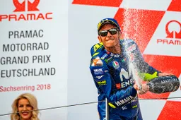 Valentino Rossi sorprende al Sachsenring: "Gara dedicata a Don Cesare"