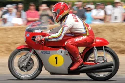 Giacomo Agostini con la MV Agusta 500 alla Island Classic