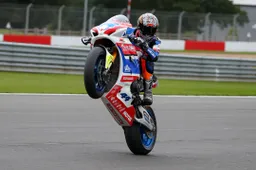 Qualifiche caotiche del British Superbike: Rea riporta la Suzuki in pole