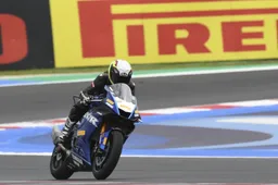 Io, Giulia, in pista a Misano: i campioni SBK, belle moto e le Pirelli V4 SP