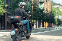 Givi propone il bauletto E46 Riviera gioiello della gamma Monolock