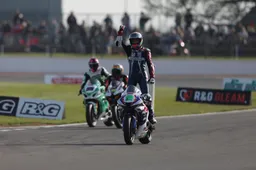 British Superbike: Show Glenn Irwin in gara 2, Tom Sykes finisce a terra