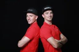 I fratelli Glenn & Andrew Irwin sulla cresta dell'Honda nel BSB