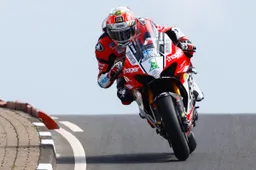 Glenn Irwin con Ducati trionfa alla North West 200