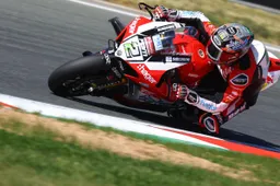 Glenn Irwin torna leader del British Superbike