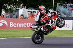 Impresa di Glenn Irwin: bis a Cadwell Park nel British Superbike