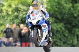 Tourist Trophy: per il maltempo tutto rinviato a domani con Senior TT e SuperTwins