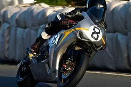 Tourist Trophy: gara del Senior TT sospesa, caduta di Guy Martin