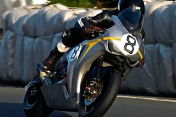 Guy Martin firma con il team Relentless Suzuki by TAS!