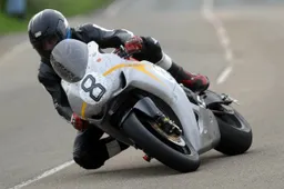 Road Racing: 25 giorni dopo l'incidente al TT Guy Martin torna a correre!